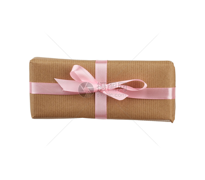 框中用棕色克拉夫纸包着绑有粉红色丝带礼物在白色背景上孤立设计师用元素图片