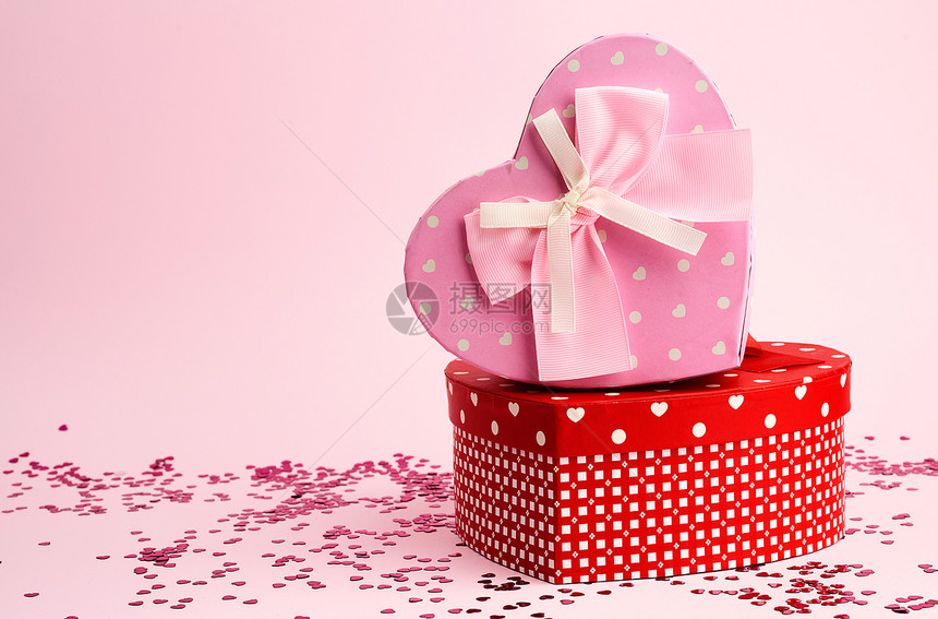 粉红和的盒以背景节日的心结和弓为形式的红粉和礼物盒图片