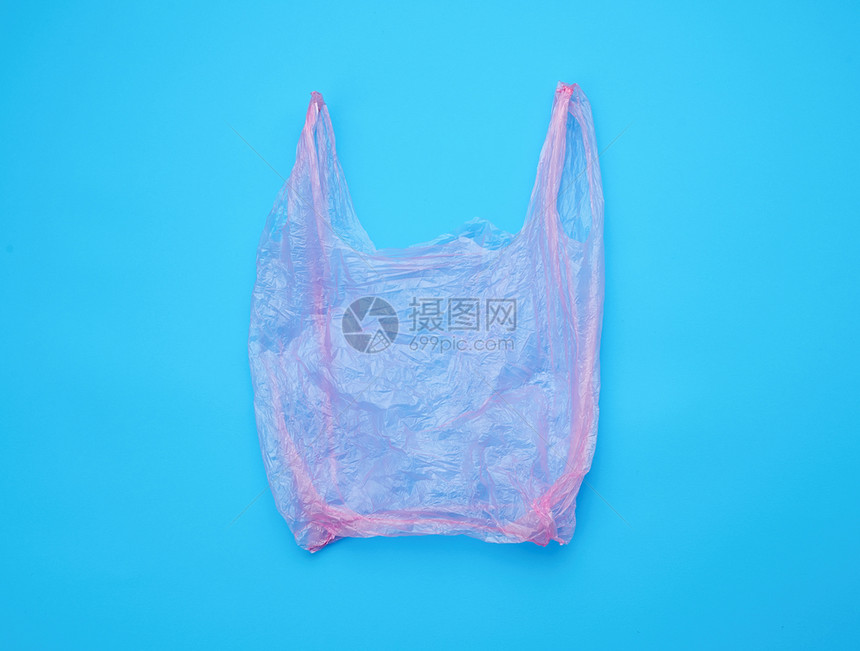 蓝色背景产品用空开放的塑料粉红色袋拒绝以保护环境的概念图片