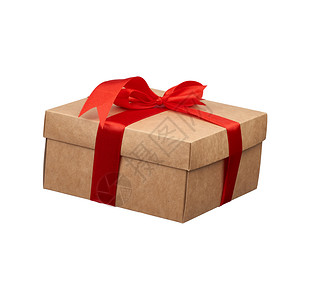 方形框用棕色克拉夫纸包裹绑上丝绸红色带侧观白色背景的礼物图片