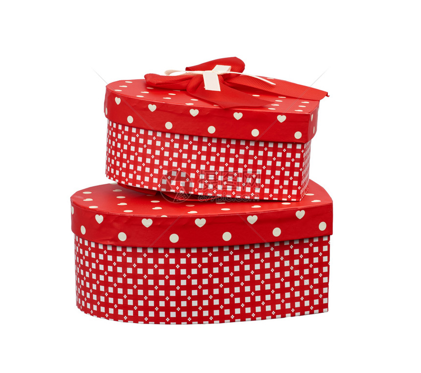 红心形纸板盒在白色背景上与弓隔绝假日礼品包装图片