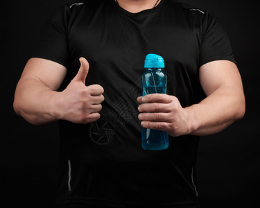 牵着你右手有肌肉的成年男运动员拿着塑料水瓶右手举着表现出运动和健身中的饮用水概念黑人背景等手势背景