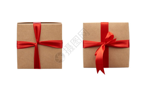 方形框用棕色克拉夫纸包裹用丝红色带箱底和顶部视图捆绑图片