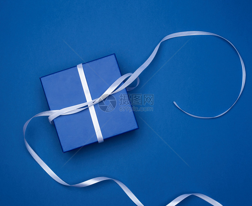 蓝方框上视图面是蓝色经典背景上方有弓的礼物图片