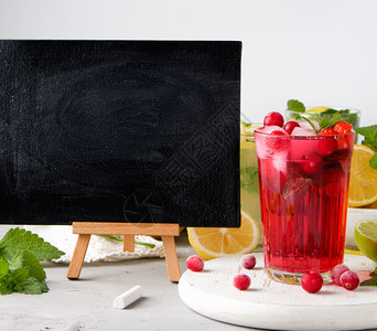 写暑期饮料食谱和一杯子加浆果柠檬水的黑白粉板关闭图片