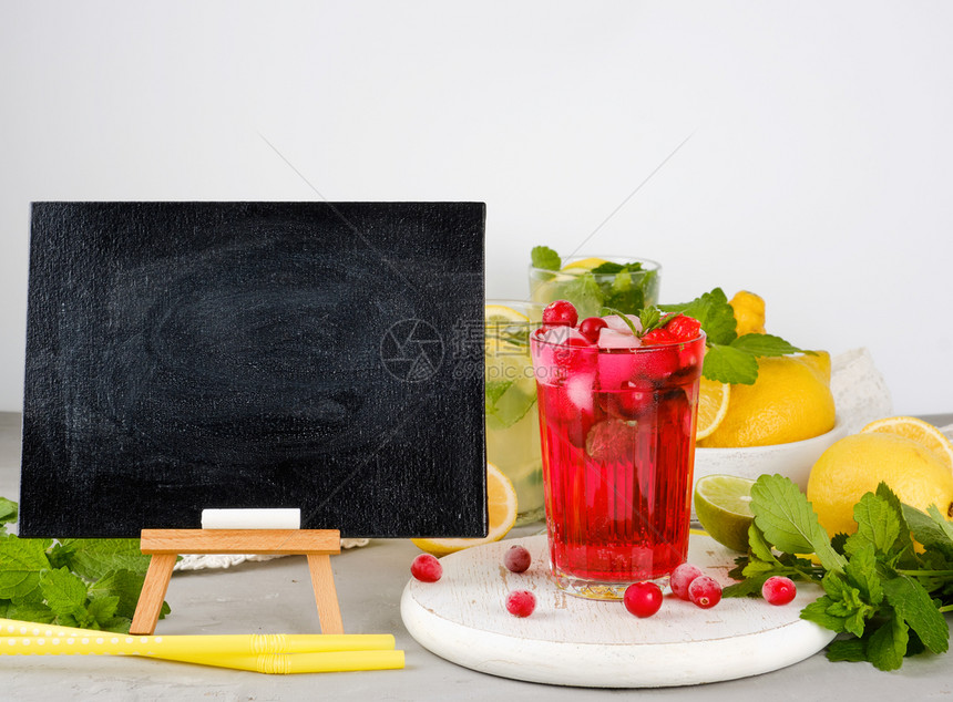 写暑期饮料食谱和一杯子加浆果柠檬水的黑白粉板关闭图片