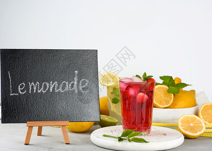 写暑期饮料食谱和一杯子的黑白粉板杯子上装有浆果柠檬汁新鲜黄和薄荷绿色图片