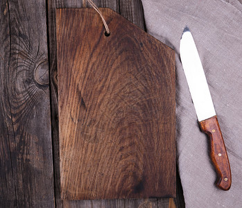 古老的木形长方切割板和刀顶视图灰色木本底图片