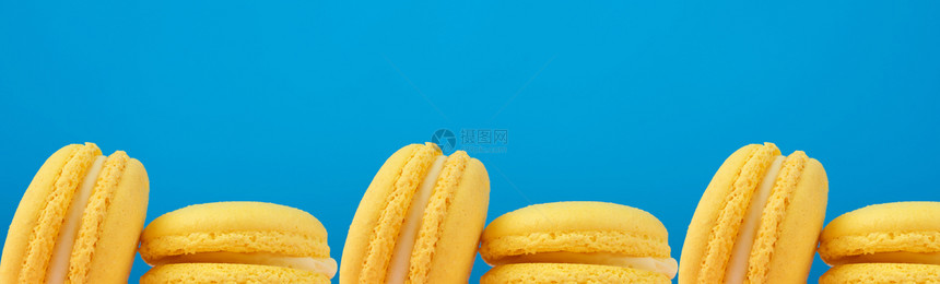 蓝底的精美味法国甜点横幅图片