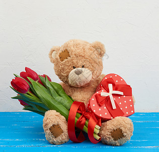 红色郁金香盒子生日节情人周年纪念日的喜庆背景图片