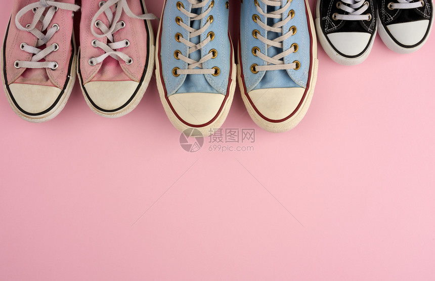 粉红背景顶部观点概念家庭和团队友谊复制空间等不同尺寸的多彩色的纺织运动鞋图片