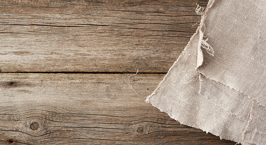 灰色厨房毛巾折叠在灰色木桌上从旧板顶部视图空间折叠图片