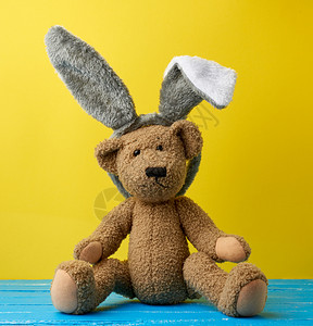 棕色可爱泰迪熊戴兔子面罩头长耳朵着有趣的复活节卡图片