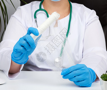 带乳胶手套的医疗工作者的医用示意展示图片