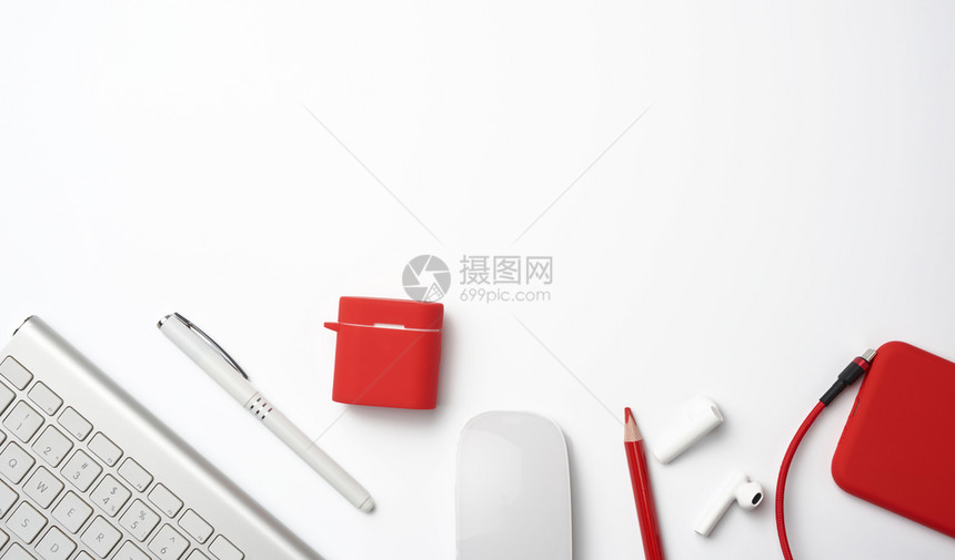 白色无线键盘红智能手机白背景鼠自由职业者商人的工作场所图片