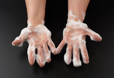 黑背景的白肥皂浴洗手对抗细菌身体护理最高视线图片