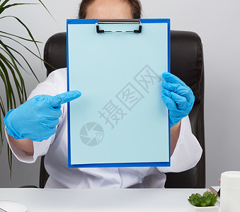蓝色医用胶手套的生握有纸片夹子诊断地点口信图片