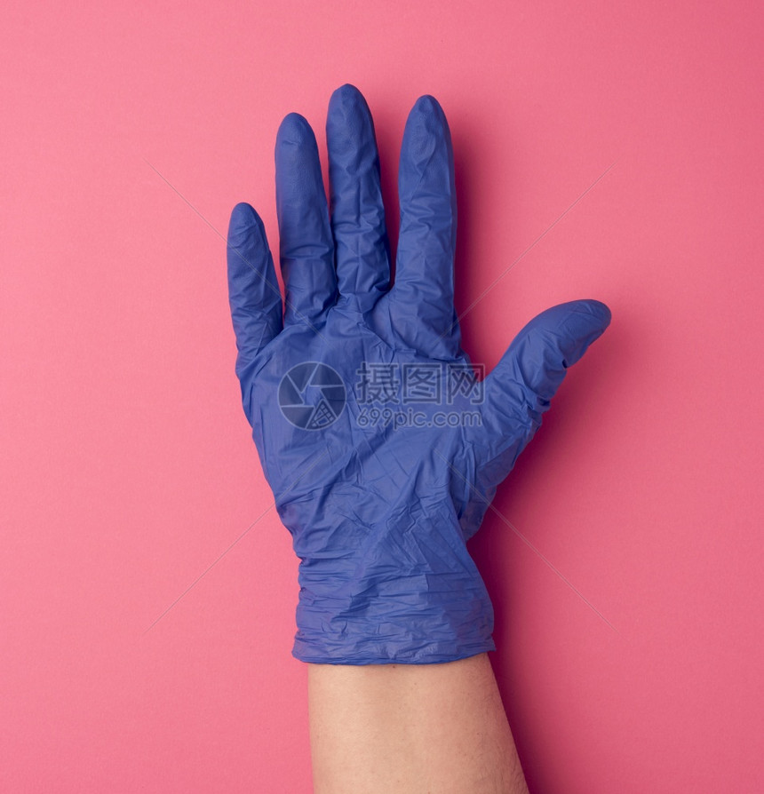 手臂上戴着蓝色医疗手套全身部分是粉红色背景的图片