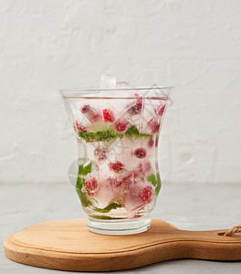 透明杯子加柠檬水和冰块白底红莓清新夏季饮料图片