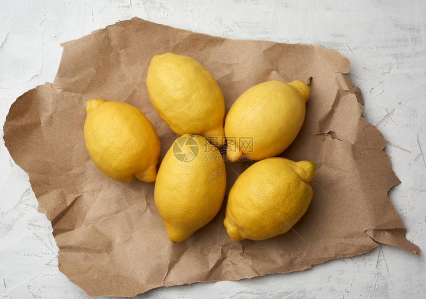 灰色桌上的成熟黄柠檬汁的成分顶视图图片