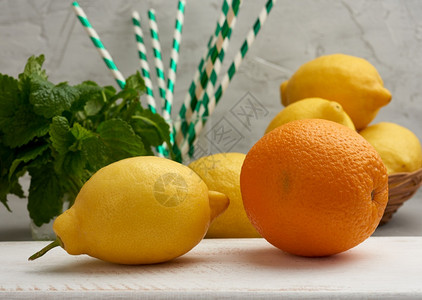 整橙子黄熟柠檬木板上的薄荷柠檬汁原料图片