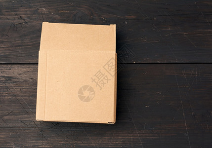 棕色木背景运输货物用的棕色纸板箱包装设计顶视图复制空间图片