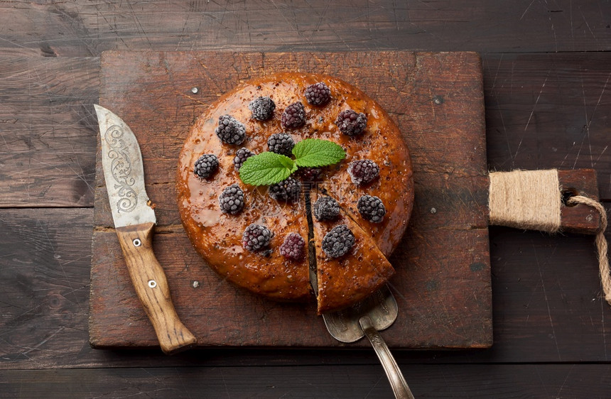 烤圆饼干蛋糕加果和子木棕色桌顶视图海绵蛋糕图片