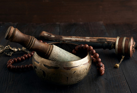 金属光环藏歌唱铜碗棕色木桌用于冥想和替代药物的品关闭背景