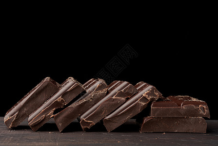 木制桌上的黑巧克力烹饪甜食成分闭合复制空间图片