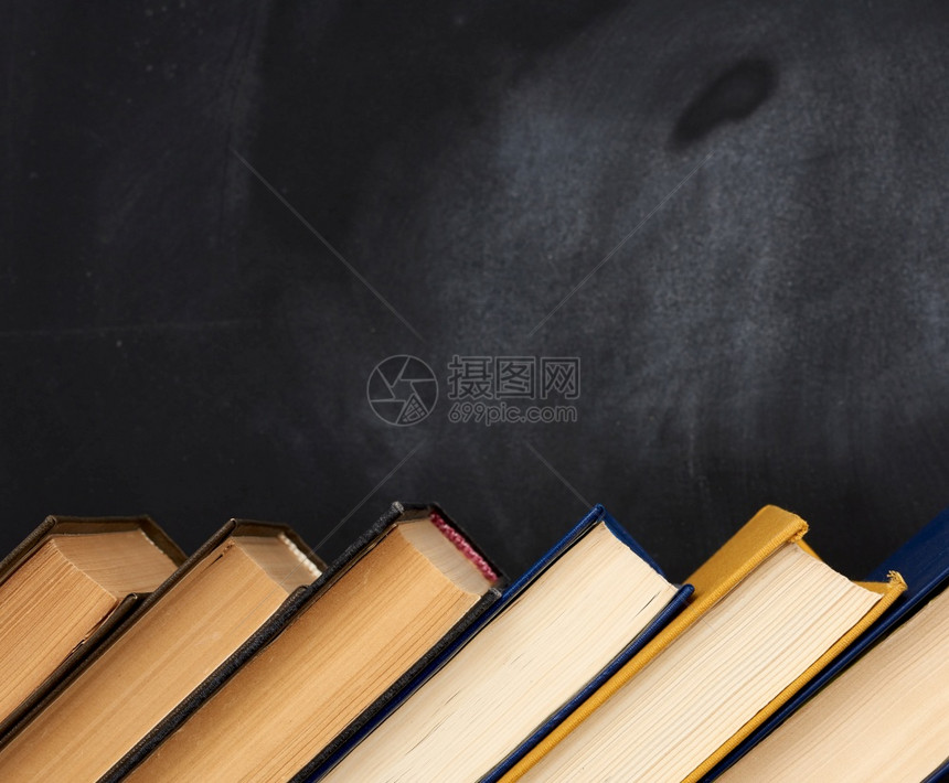 空黑粉笔板背景上的各种书堆文字位置回学校图片