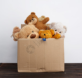 装满软玩具慈善概念和向贫困儿童提供援助的棕色纸板箱图片