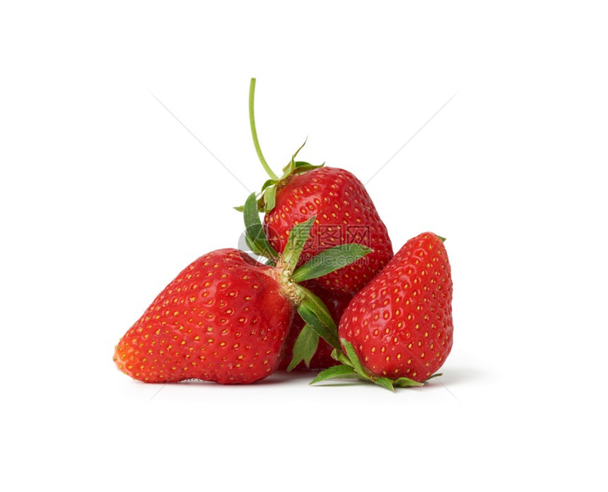 完全熟的红草莓隔离在白色背景上关闭图片