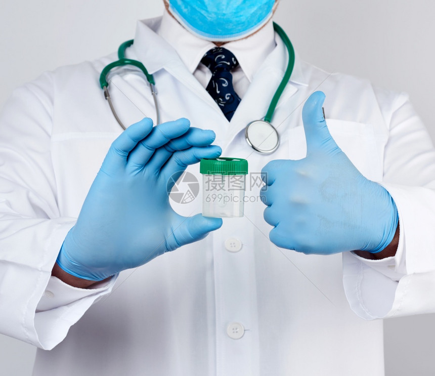白大衣医生和蓝不育乳胶手套的白大衣医生和蓝不育乳胶手套持有一个塑料罐用于分析白色背景的凳子图片