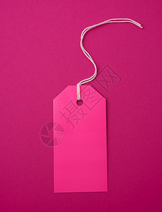 粉红色背景的绳索上空粉红色纸面矩形标记平图片