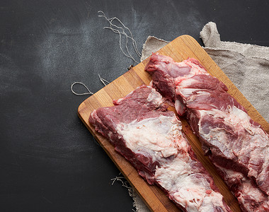 肋骨上的猪肉和木制切板上层脂肪的肉罗施烧烤的成分高清图片
