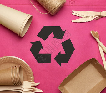 粉红色纱纸粉红色背景的棕手工艺纸上的可支配餐具以上视图塑料排斥概念零废物背景