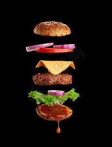 经典芝士汉堡麻面包洋葱环番茄片和黑色背景的多汁烧烤小餐飞食成分图片