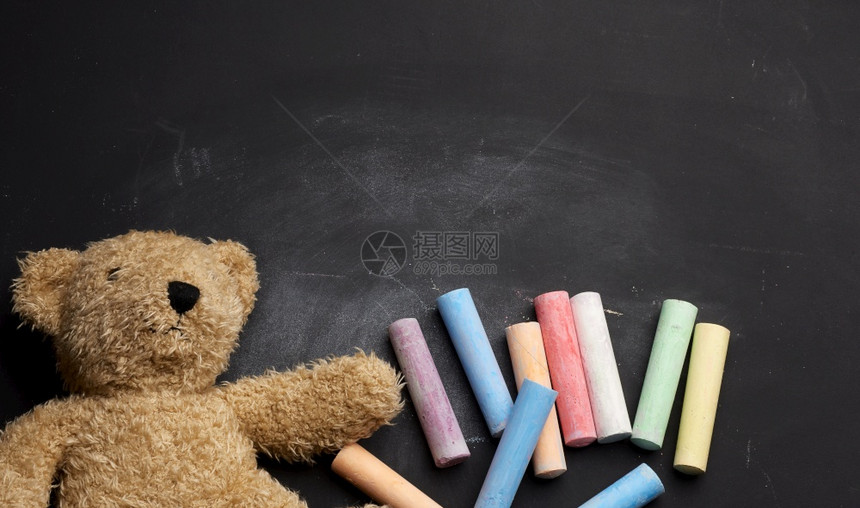 棕色泰迪熊和彩色粉笔图片