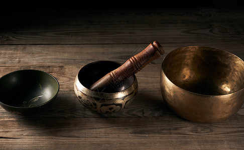 藏歌唱铜碗棕色木桌用于冥想和替代药物的用具图片