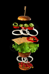 起司汉堡成份多汁肉片奶酪芝士麻面包生菜白洋葱环番茄片黑底黄瓜图片