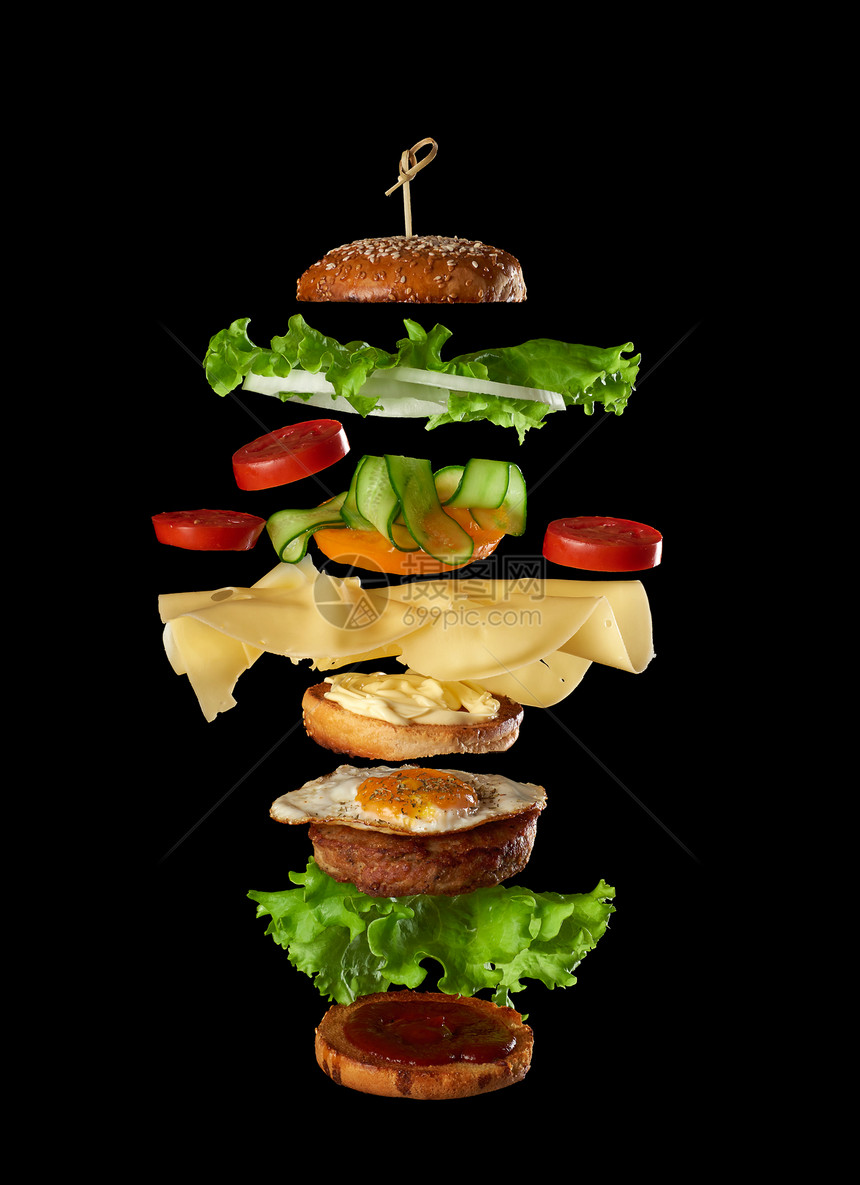 美味的汉堡肉饼奶酪煎蛋西红柿黄瓜青绿生菜快餐黑底图片