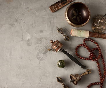 印度仿制药藏歌舞铜碗灰水泥底的木棍冥想用物体和替代药顶视复制空间背景