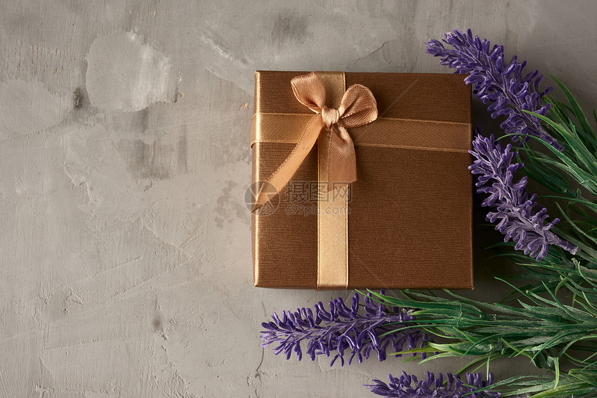 灰色背景顶视图上的pla礼箱和lavender花束图片