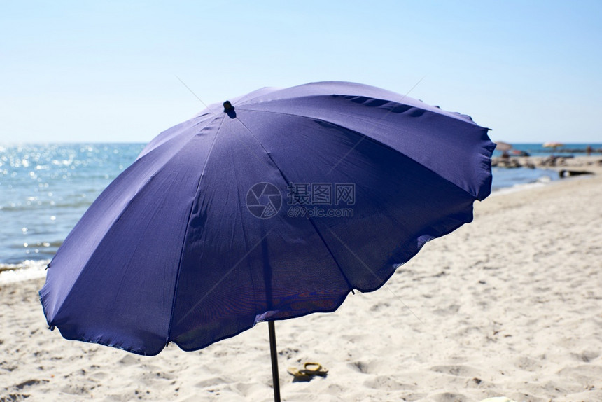 黑海岸露天蓝纺织品海滩伞夏季日图片