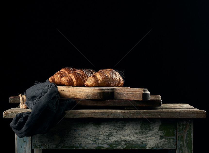棕色厨房餐桌上的烤面包黑色背景关门图片
