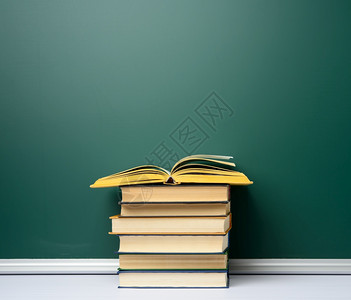 空白绿色粉笔学校板和一堆书回到学校复制空间图片