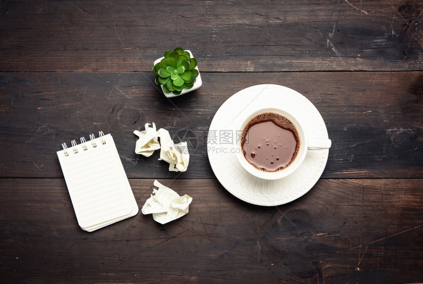 棕色木制桌顶视图上黑咖啡白陶瓷杯图片