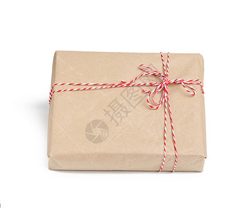 包装在棕色的Kraft纸上用红色绳子捆绑白背景上孤立的礼物图片