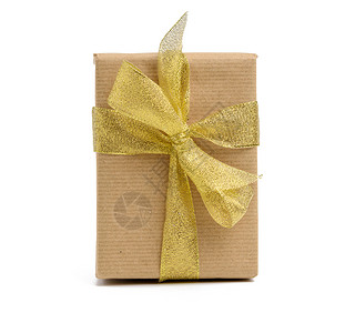 包装在棕色克拉夫纸上并绑有白底彩带和礼的图片
