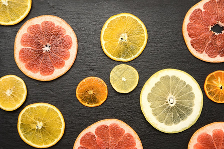 柑橘果切成圆形橙葡萄果柠檬橘子黑底柑和多汁果图片